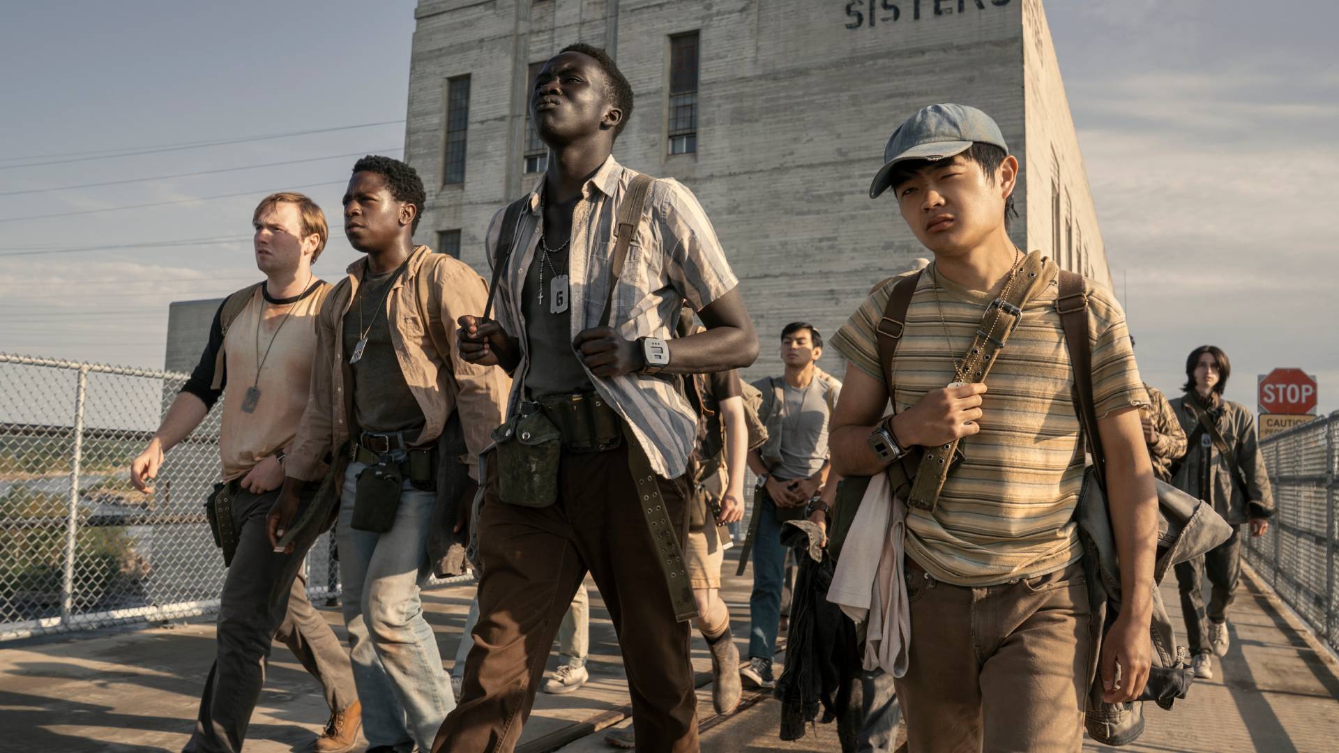 Ray Garraty y su grupo caminando durante la Larga Marcha en la película The Long Walk de Francis Lawrence