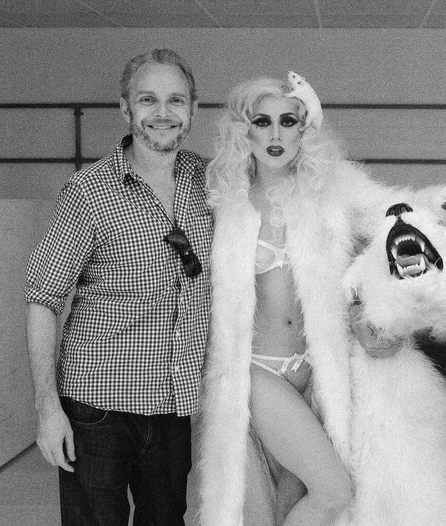 Lady Gaga y el director Francis Lawrence grabando Bad Romance