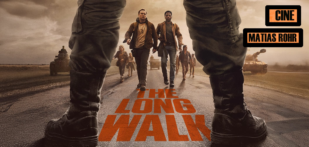 ay Garraty caminando durante la Larga Marcha en la película The Long Walk de Francis Lawrence