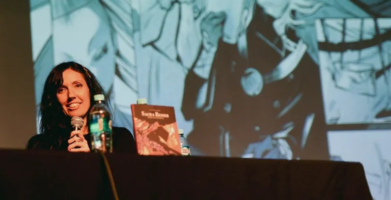 La artista paula Varela presentando Sacra Besser